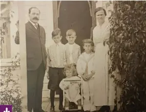  ?? ?? Henri et Philomène Gagnon avec leurs quatre garçons, Eloi, Nestor, Paul-emile & Arthur, devant leur maison sur la rue Ritchot à Saint-boniface en 1916.