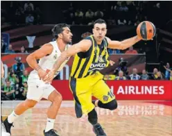  ??  ?? DESEADO. Kostas Sloukas supera a Facundo Campazzo.