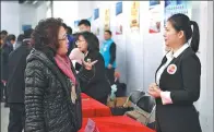  ?? JU HUANZONG / XINHUA ?? A lawyer (right) offers legal advice to a citizen in Beijing.