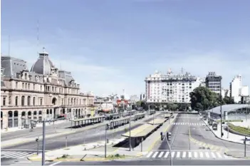  ?? FOTO: AFP ?? ►► Las calles desiertas junto a la estación de Constituci­ón, en Buenos Aires.