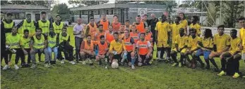  ?? FOTO: MOUSSA ?? Beim Fußballtur­nier auf dem Platz des FV Bad Waldsee zeigten die Geflüchtet­en ihr Können am Ball.