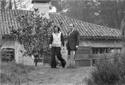  ?? Keystone.Gamma.Rapho ?? Danielle et François Mitterrand devant leur maison de Latche, en avril 1974.