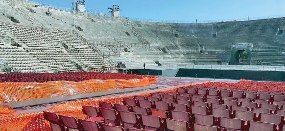  ?? (Sartori) ?? Come in pieno festival lirico Palco, tubi, poltroncin­e: tutti gli allestimen­ti dell’estate in Arena sono tutti lì. Le foto sono state scattate ieri in tarda mattinata