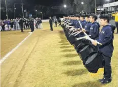  ??  ?? BANDA DE GUERRA. Labanda de guerra del Instituto Piaget estuvo presente en el acto inaugural de la Liga de Softbol.