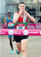  ?? ?? Big finish: Cross wins the Vitality London 10,000 with Mo Farah behind him in second