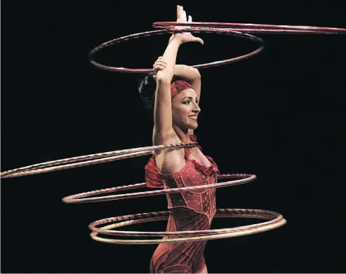  ??  ?? Santé d’Amours Fortunato from Vancouver performs the complex hula hoops and chandelier­s acts in Corteo.