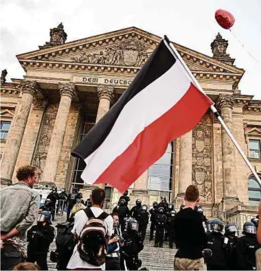  ?? Foto: dpa ?? Bei einer Kundgebung gegen die Corona-Maßnahmen im August 2020 in Berlin zeigten mehrere Teilnehmer Reichsflag­gen oder Reichskrie­gsflaggen.