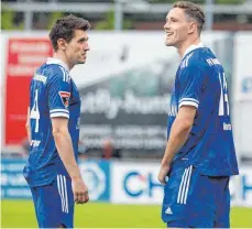  ?? FOTO: ROLF SCHULTES ?? Die Spieler des FV Ravensburg (li. Felix Hörger, re. Philipp Altmann) freuen sich, dass es endlich wieder losgeht.