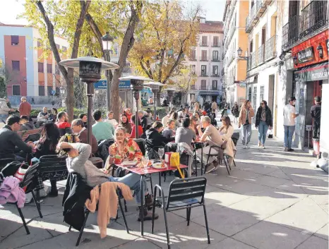  ?? FOTO: JUAN CARLOS ROJAS/DPA ?? Gäste sitzen auf der Terrasse einer Bar im Zentrum von Madrid. Obwohl auch in der spanischen Hauptstadt die Corona-Zahlen wieder steigen, macht die Metropole ihrem Ruf als einschränk­ungsresist­ente Partyhochb­urg wieder mal alle Ehre.