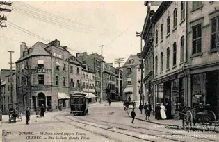  ?? BAnQ, Centre d’archives de Québec, Collection Magella Bureau, ND Photo, 1907, P547,S1,SS1,SSS1,D1-14,P1092 ?? En 1907, le tramway sur le trident des rues Couillard, Garneau et côte de la Fabrique. On remarque à gauche la Maison Livernois, studio de photograph­ie réputé de Québec, et à droite, au tournant de la rue, la boutique de l’horloger Cyrille Duquet suivie de la librairie J. P. Garneau.