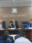  ??  ?? ↑ El Pleno de la JCE externó su preocupaci­ón a los delegados de los partidos políticos.