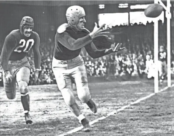  ?? INTERNATIO­NAL NEWS ?? Don Hutson Hutson was a big-play machine and trail blazer who changed the two-way “end” into a receiver-oriented position.