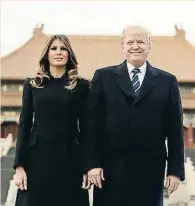  ?? ANDREW HARNIK / AP ?? DONALD Y MELANIA TRUMP. El presidente de Estados Unidos y su esposa posan en el interior de la Ciudad Prohibida, en Pekín, al inicio de su visita oficial a China