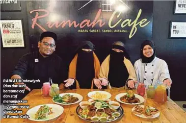  ??  ?? RABI’ATUL’adawiyah (dua dari kiri) bersama cef dan staf menunjukka­n hidangan yang disediakan di Rumah Cafe.