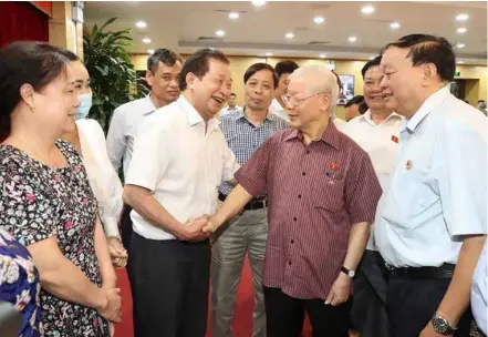  ?? VNA/VNS Photo ?? Party General Secretary Nguyễn Phú Trọng (second, from right) meets voters in Hà Nội yesterday.