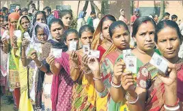  ?? SAMEER SEHGAL/HT ?? Women queue up to cast their vote at a polling booth at Naushera Khurd village in Amritsar on Wednesday.