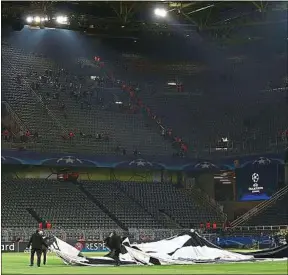  ??  ?? A l’annonce du report, le stade de Dortmund s’est vidé dans le calme, mardi.