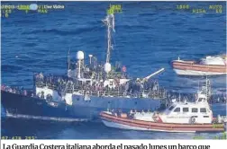  ?? Efe ?? La Guardia Costera italiana aborda el pasado lunes un barco que transporta­ba inmigrante­s, cerca de la costa de Sicilia.