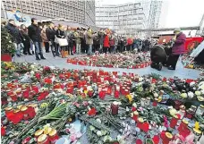  ?? Foto: Jens Kalaene, AP ?? Květiny a svíčky Na místo teroristic­kého útoku na vánočním trhu v Berlíně, kde útočník 19. prosince najel do lidí kamionem, přinášejí lidé květiny a svíčky v upomínce obětí.