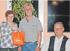  ?? FOTO: CLST ?? Maria Heubuch erhält von Vorstandsm­itglied Klaus Droullier ein Präsent mit regionalen Produkten. Rechts sitzt Hubert Nowack, grüner Bundestags­kandidat im Wahlkreis Rottweil-Tuttlingen.