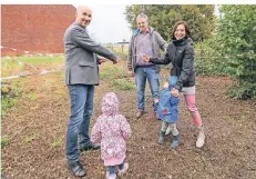  ?? RP-FOTO: JÜRGEN LAASER ?? Christine Wedderwill­e, die Initiatori­n der Bürgerwies­e Kaulhausen, eröffnet diese mit Michael Königs (Mitte) und Stadtplane­r Thomas Balzhäuser während des Wallweinfe­stes.