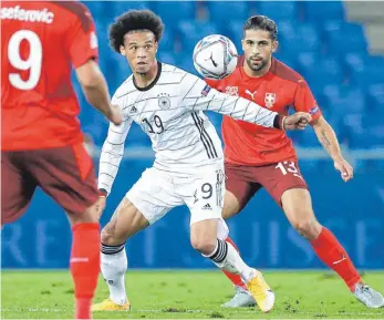  ?? FOTO: CHRISTIAN CHARISIUS/DPA ?? Auch der Neu-Münchner braucht noch Zeit: Leroy Sané im Duell mit Ricardo Rodriguez.