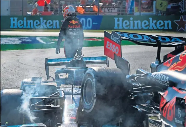  ??  ?? Verstappen se marcha del lugar de su accidente con Hamilton en Monza mientras el inglés sigue en su Mercedes.