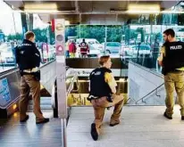  ?? AFP ?? Höchste Alarmstufe: Beamte mit schusssich­eren Westen am Eingang einer U-Bahn in der Nähe des Einkaufsze­ntrums