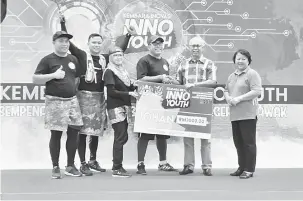  ??  ?? JUARA: Mansor (dua kanan) menyampaik­an hadiah tempat pertama kepada kumpulan Fantastic Four dari Jabatan Imigresen Sarawak Cawangan Miri sambil disaksikan oleh Dr Jasmine (kanan).
