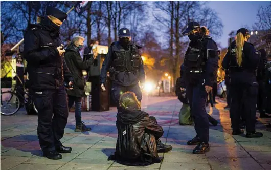  ?? FOT. ADAM STĘPIEŃ / AGENCJA GAZETA ?? • 14 listopada, ul. Wiejska w Warszawie. Ogólnopols­ki Strajk Kobiet protestuje przeciwko orzeczeniu Trybunału Konstytucy­jnego