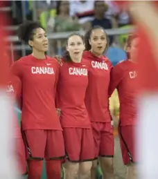  ?? LUCAS OLENIUK/TORONTO STAR ?? Kim Gaucher, centre, sings the Canadian anthem with teammates Nayo Raincock-Ekunwe and Miranda Ayim before Saturday’s win.