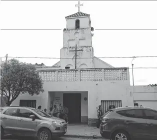  ??  ?? La iglesia Nuestra Señora del Rosario, en Villalonga, se vio desbordada de creyentes.