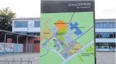  ?? FOTO: MARKUS DREHER ?? Am Schulzentr­um in Bad Schussenri­ed (im Hintergrun­d die Drümmelber­gschule) ist baulich einiges auf Vordermann zu bringen. Das Land sagt der Stadt dafür fast 3,7 Millionen Euro zu.