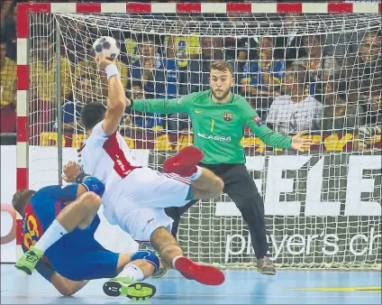  ?? FOTO: PEP MORATA ?? Gonzalo Pérez de Vargas realizó 16 paradas en la extraordin­aria victoria del Barça contra el Telekom Veszprem (26-23)