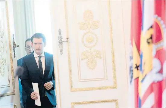  ?? GEORG HOCHMUTH / AFP ?? El canciller austriaco, Sebastian Kurz, seguido por el vicecancil­ler Heinz-Christian Strache, del FPÖ, ayer en Viena