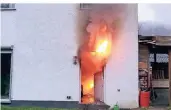  ?? FOTO: FEUERWEHR ?? Offene Flammen schlagen der Feuerwehr aus dem Heizungsra­um entgegen.