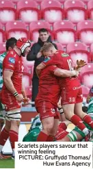  ?? ?? Scarlets players savour that winning feeling
PICTURE: Gruffydd Thomas/ Huw Evans Agency