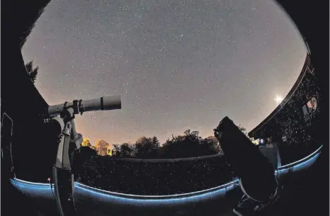  ?? FOTO: WERNER KIESLE ?? Fasziniere­nde Blicke ins All ermöglicht ein Teleskop. Das Planetariu­m lädt dazu zur Beratung.