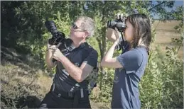  ?? Samantha Lau ?? Photograph­er Mark Edward Harris leading a photograph­y workshop.