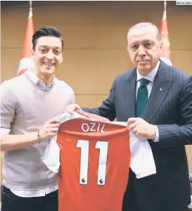  ??  ?? LA POLÉMICA. Ozil fue criticado en Alemania por posar junto al presidente turco Recep Tayyip Erdogan.