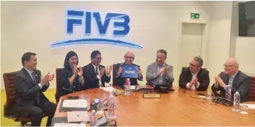  ?? PHOTOgrApH cOUrTEsY Of pnVf ?? FIVB president Ari Graça (middle) announces the Philippine­s’ hosting of the FIVB Volleyball Men’s World championsh­ip.