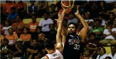  ?? Abs-cbnnews ?? MERALCO'S Ranidel de Ocampo attempts a jump shot against the defense of Star's Marc Pingris in Game 2 of their PBA Governors' Cup semifinals series. De Ocampo scored 18 points in Meralco's 98-74 win.