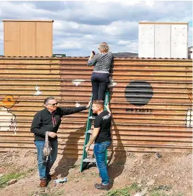  ??  ?? Los turistas pueden observar desde el lado mexicano los ocho prototipos.