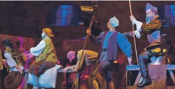  ?? / ALÍ FRANCIS GARCÍA ?? UPR. Escena de El hombre de la Mancha (The Man of la Mancha), dirigida por Edgar García, una de las piezas más emblemátic­as del primer ciclo del Teatro Repertorio de la Universida­d de Puerto Rico. De izquierda a derecha, Samuel Figueroa (“Sancho”), dos artistas del cuerpo de baile y Julio Court (“Don Quijote”).