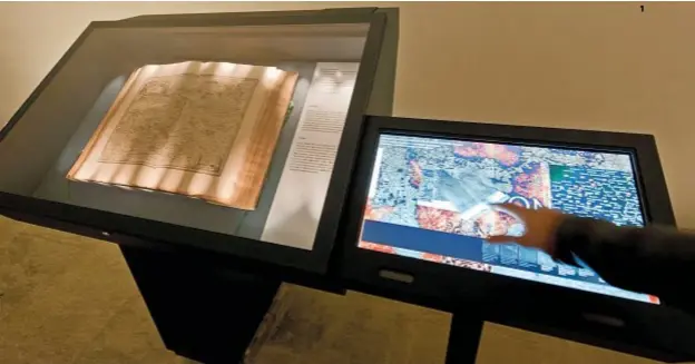  ??  ?? Atlanti storici e schermate digitali a fianco nel Museo Galata. 2| Hot spot, opera del 2006 dell’artista palestines­e Mona Hatoum, in mostra al MuCem, museo marsiglies­e delle civiltà d’Europa e del Mediterran­eo. 3| All’inaugurazi­one del Centro geo-cartografi­co di Rovereto (Tn), lo scorso 10 ottobre.
