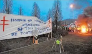  ?? AFP ?? Toulouse Según Afp, ayer se congregaro­n 4.500 manifestan­tes, más que en la capital. Se registraro­n varios enfrentami­entos leves con la Policía Estrasburg­oCien manifestan­tes se reunieron para recordar a las víctimas del atentado del pasado martes, dejando un chaleco amarillo en el memorial