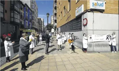  ?? JAIME GALINDO ?? Aplausos tras el minuto de silencio en el homenaje al médico San Martín, ayer en el centro de salud San Pablo.