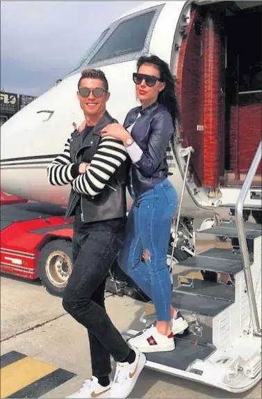  ??  ?? CRISTIANO VUELA. El portugués colgó ayer esta imagen con su novia Georgina antes de volar.