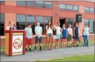  ?? CHARLES PRITCHARD — ONEIDA DAILY DISPATCH ?? Fourth grade teacher Tracy Timmins and her Government Club at the Roberts Street Elementary groundbrea­king ceremony for the new playground on Monday, Aug. 27, 2018.