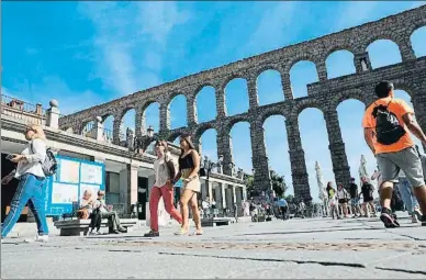  ?? EMILIA GUTIÉRREZ ?? Segovia combina los actos en recintos cerrados con la toma de la calle en nombre de la literatura